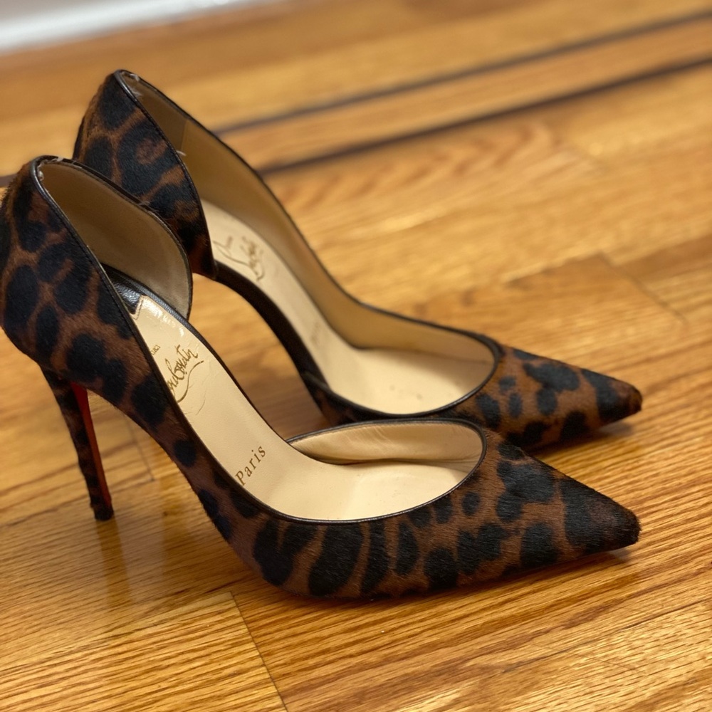 Authentic louboutin Worn twice , no box (I store my shoes in the dust bags)